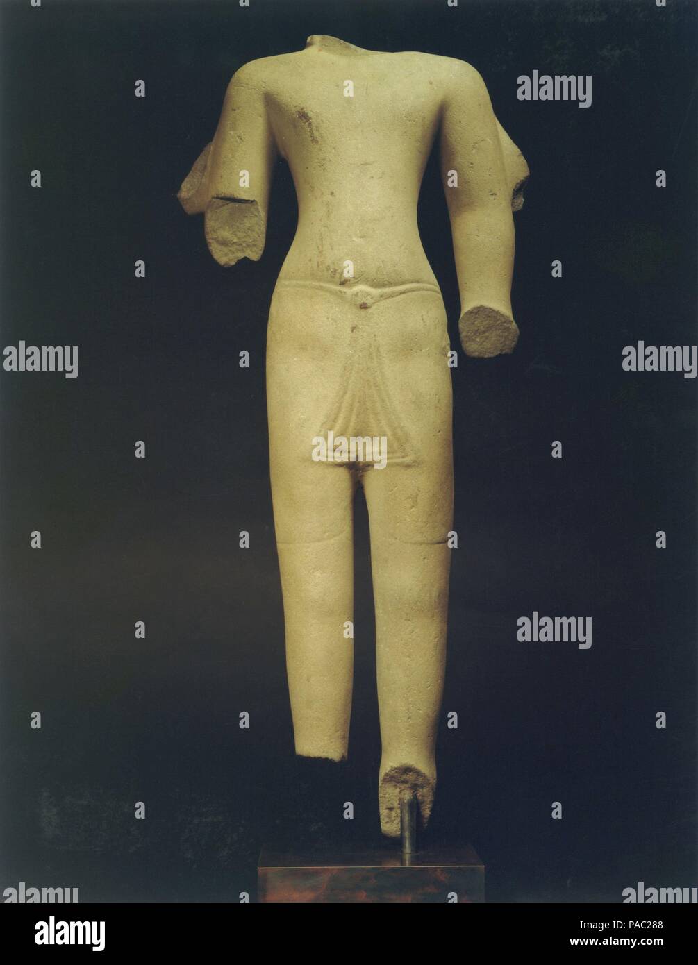 Four-Armed article divinité masculine. Culture : le Cambodge. Dimensions : H. 30 1/16 in. (76,3 cm) ; W. 13 1/4 in. (33,7 cm) ; D. 5 1/2 in. (14 cm). Date : 6ème siècle. Musée : Metropolitan Museum of Art, New York, USA. Banque D'Images