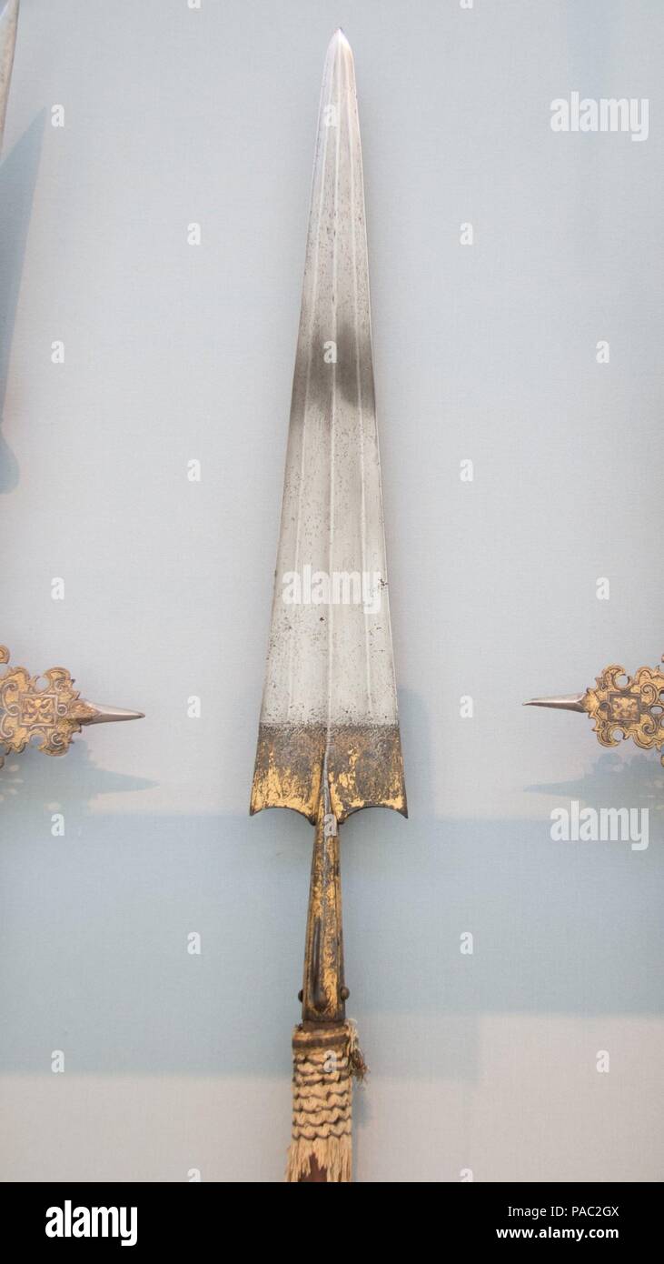 Partisan. Culture : l'italien. Dimensions : L. 114 in. (289,56 cm) ; chef L. (y compris la prise) 31 1/8 in. (79,04 cm) ; W. 4 3/4 in. (12,07 cm) ; WT. 4 lb. 4 oz. (1928 g). Date : ca. 1510-25. Musée : Metropolitan Museum of Art, New York, USA. Banque D'Images Partisan. Culture : l'italien. Dimensions : L. 114 in. (289,56 cm) ; chef L. (y compris la prise) 31 1/8 in. (79,04 cm) ; W. 4 3/4 in. (12,07 cm) ; WT. 4 lb. 4 oz. (1928 g). Date : ca. 1510-25. Musée : Metropolitan Museum of Art, New York, USA. Banque D'Images