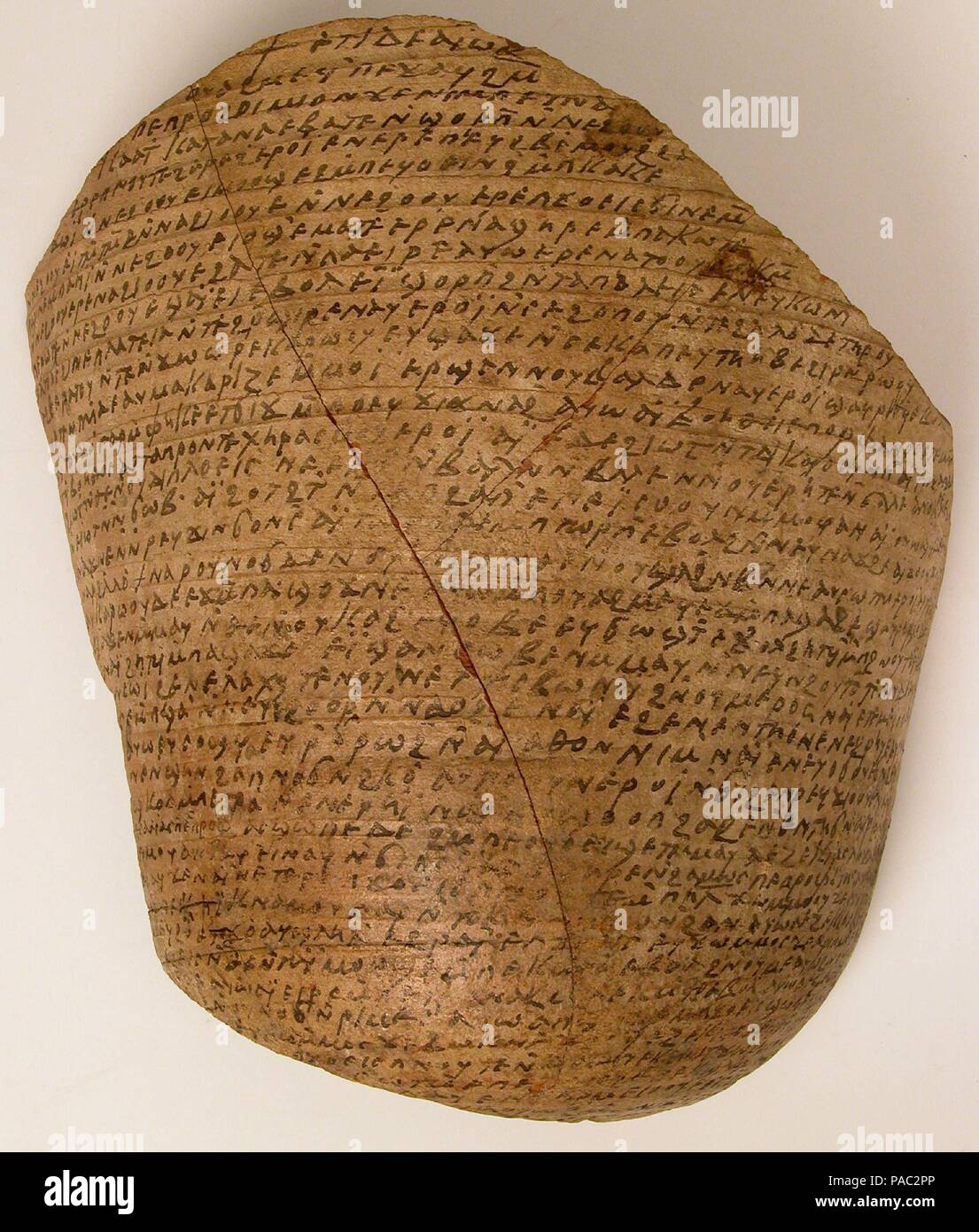 Ostrakon avec des textes de la Bible. Culture : le copte. Dimensions : 10 1/4 x 9 1/16 x 3 9/16 in. (26 × 23 × 9,1 cm). Date : 580-640. Ostraco sont des textes écrits sur les poteries brisées, qui étaient à l'emploi lorsque le parchemin n'était pas disponible ou trop cher. Épiphane à un grand nombre d'ostraca ont été découvertes dans le monastère, y compris dans son tas de détritus ; ils enregistrent des versets bibliques, des documents juridiques, des sermons, les comptes financiers, les manuels scolaires, et des lettres demandant de l'aide et de prières. Certains révèlent que, même à la frontière la plus au sud de l'Empire, les gens étaient toujours au courant des événements dans la capitale, Banque D'Images
