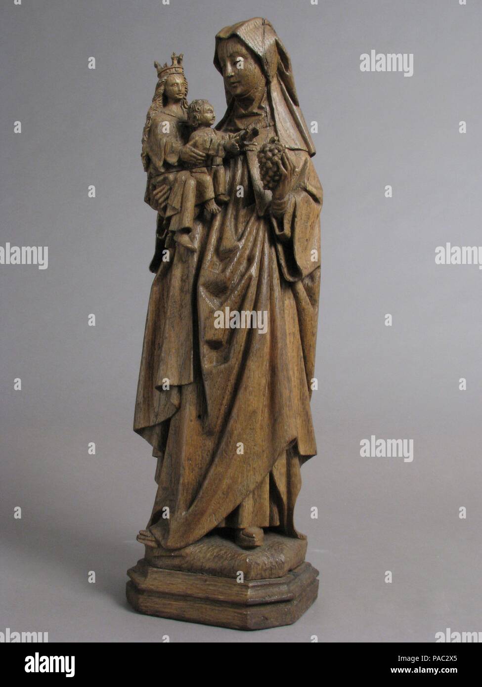 Sainte Anne avec la Vierge et l'enfant. Culture : au sud. Russisch Dimensions : hors tout (avec socle) : 19 3/4 x 6 x 4 1/8 in. (50,2 x 15,2 x 10,5 cm) dans l'ensemble (sans la base) : 18 3/4 x 5 x 4 in. (47,6 x 12,7 x 10,2 cm). Date : 1500-1510. Musée : Metropolitan Museum of Art, New York, USA. Banque D'Images