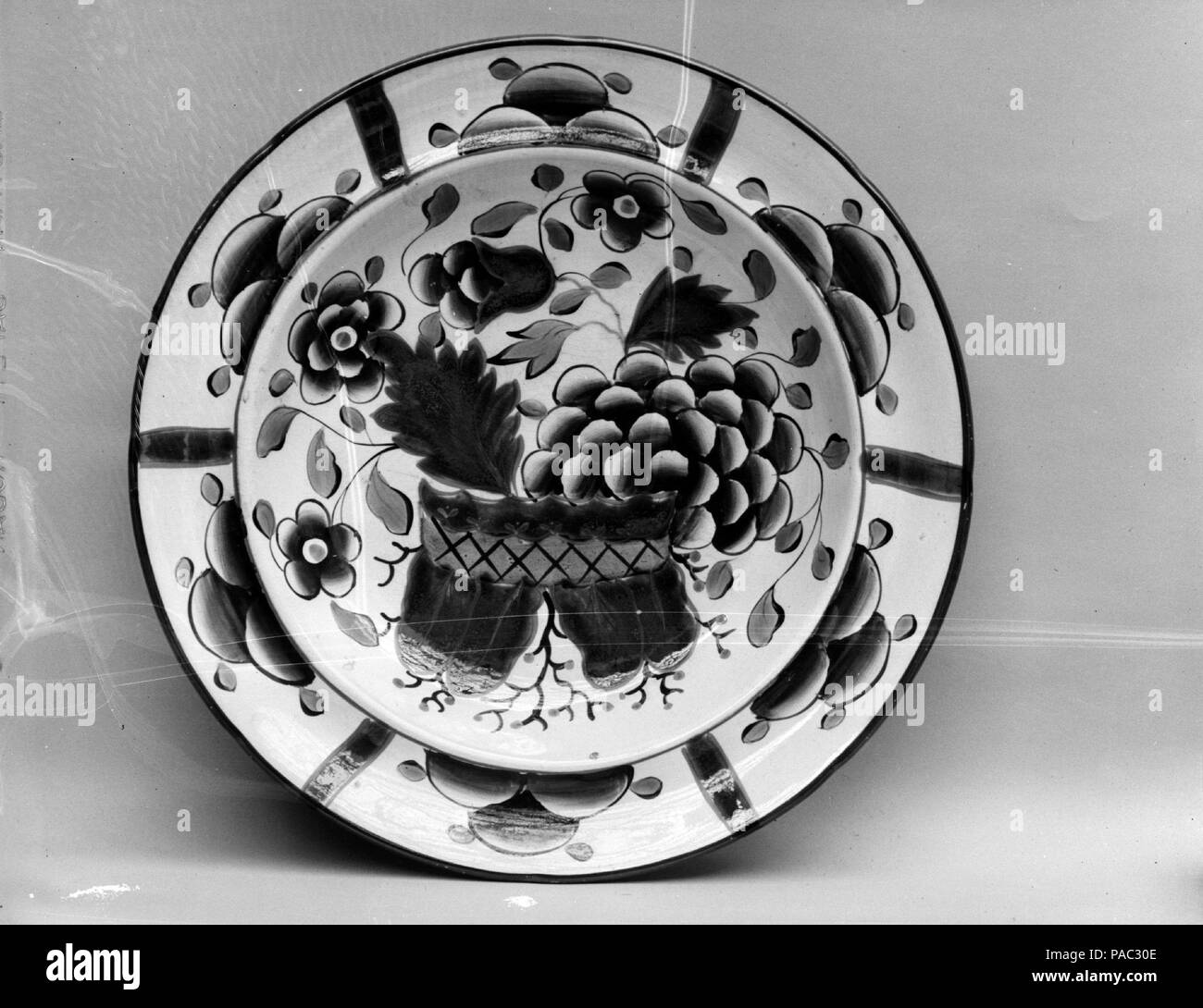Le plat. Culture : British (marché américain). Dimensions : diam. 9 7/8 in. (25,1 cm). Date : ca. 1825. Musée : Metropolitan Museum of Art, New York, USA. Banque D'Images