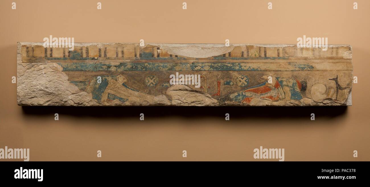 Bloc de secours d'un temple d'Amenemhat I. Dimensions : H. 31 cm (12 3/16 po.) ; W. 171,5 cm (67 1/2 in.) ; D. 13.3 cm (5 1/4 in.). Dynastie DYNASTIE : 12. Règne : règne d'Amenemhat I (coregency avec Senwosret I ?). Date : ca. 1962-1952 av. J.-C.. Musée : Metropolitan Museum of Art, New York, USA. Banque D'Images