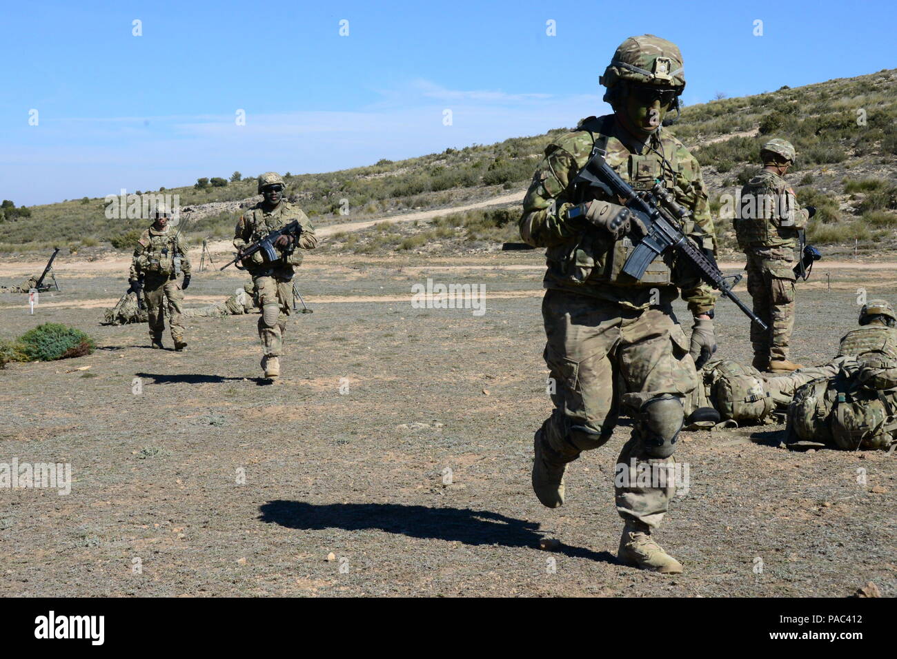 Le peloton de mortiers d'entreprise hostile, 1er Bataillon, 503e Régiment d'infanterie, 173e Brigade aéroportée établit un point de tir et mène une vie d'exercice d'incendie dans le cadre de l'opération militaire 16 Ciel en Chinchilla Domaine de formation, l'Espagne, le 4 mars 2016. L'objectif de formation d'exercice Soldat Sky 16 est d'améliorer la brigade, 1er bataillon du 503e Régiment d'infanterie pour la préparation d'opérations multinationales et des capacités à mener des missions futures avec l'OTAN et de pays partenaires. La 173e Brigade aéroportée de l'armée américaine est la force de réaction d'urgence en Europe, fournissant rapi Banque D'Images