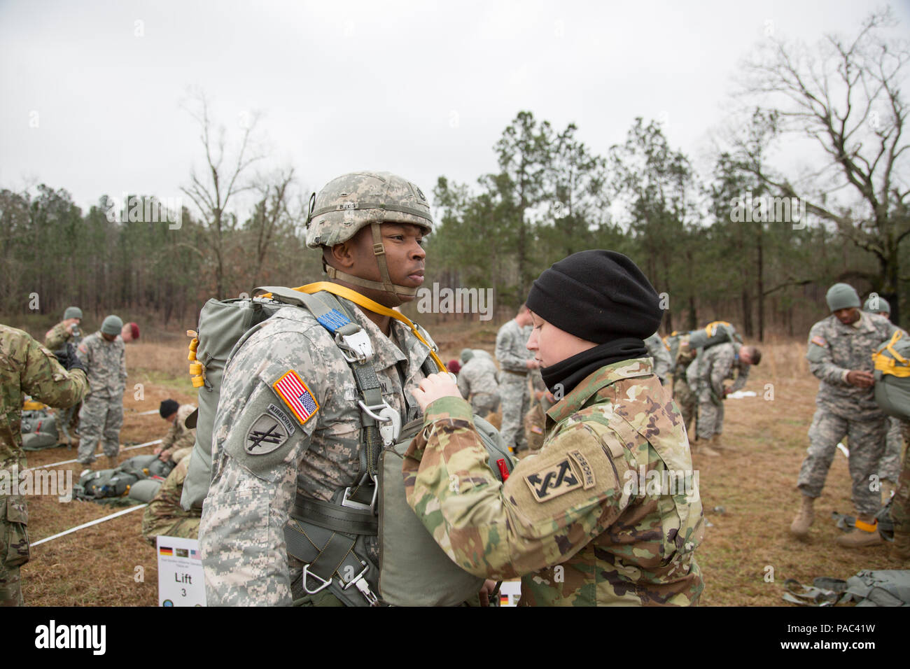 Les parachutistes de l'armée américaine pour préparer les opérations aéroportées dans le cadre de l'opération Glück ab ! (OGA). OGA est une opération aéroportée à lieu à Fort Gordon, GA, le 4 mars 2016. Le but de l'OGA est d'encourager et soutenir l'allemand et américain des relations, développer l'interopérabilité lors de la formation, et fournir une base pour de futures opérations et formation environnements réels. La 982e Compagnie de la Caméra de combat (Airborne), la 421e compagnie de quartier-maître, et l'United States Army Special Operations Command, vol, compagnie, Dwight D. Eisenhower Army Medical Center fournissent un appui pour l'OGA. (U.S Banque D'Images