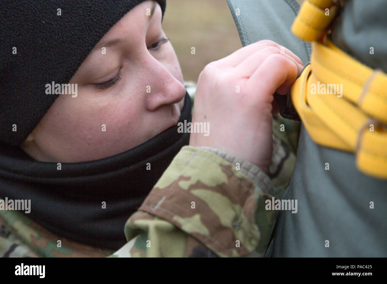 Les parachutistes de l'armée américaine pour préparer les opérations aéroportées dans le cadre de l'opération Glück ab ! (OGA). OGA est une opération aéroportée à lieu à Fort Gordon, GA, le 4 mars 2016. Le but de l'OGA est d'encourager et soutenir l'allemand et américain des relations, développer l'interopérabilité lors de la formation, et fournir une base pour de futures opérations et formation environnements réels. La 982e Compagnie de la Caméra de combat (Airborne), la 421e compagnie de quartier-maître, et l'United States Army Special Operations Command, vol, compagnie, Dwight D. Eisenhower Army Medical Center fournissent un appui pour l'OGA. (U.S Banque D'Images