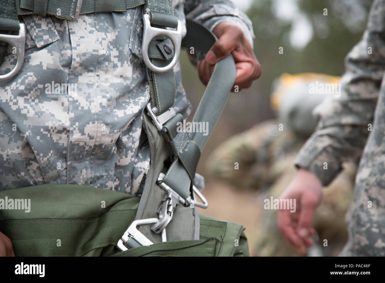 Les parachutistes de l'armée américaine pour préparer les opérations aéroportées dans le cadre de l'opération Glück ab ! (OGA). OGA est une opération aéroportée à lieu à Fort Gordon, GA, le 4 mars 2016. Le but de l'OGA est d'encourager et soutenir l'allemand et américain des relations, développer l'interopérabilité lors de la formation, et fournir une base pour de futures opérations et formation environnements réels. La 982e Compagnie de la Caméra de combat (Airborne), la 421e compagnie de quartier-maître, et l'United States Army Special Operations Command, vol, compagnie, Dwight D. Eisenhower Army Medical Center fournissent un appui pour l'OGA. (U.S Banque D'Images