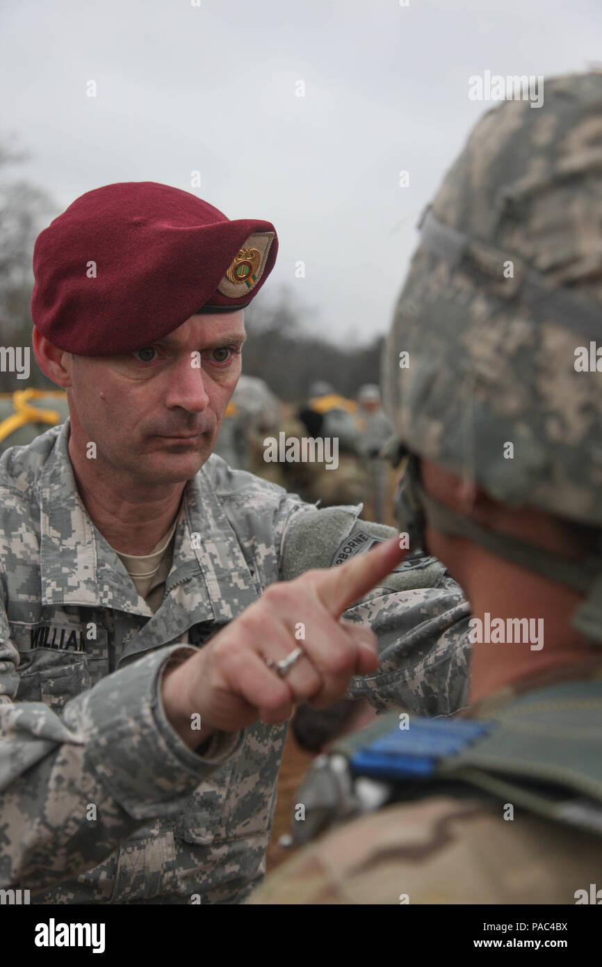 Les parachutistes de l'armée américaine se prépare pour les opérations aéroportées dans le cadre de l'opération Glück ab ! (OGA). OGA est une opération aéroportée à lieu à Fort Gordon, GA, le 4 mars 2016. Le but de l'OGA est d'encourager et soutenir l'allemand et américain des relations, développer l'interopérabilité lors de la formation, et fournir une base pour de futures opérations et formation environnements réels. La 982e Compagnie de la Caméra de combat (Airborne), la 421e compagnie de quartier-maître, et l'United States Army Special Operations Command, vol, compagnie, Dwight D. Eisenhower Army Medical Center fournissent un appui pour l'OGA. (U. Banque D'Images