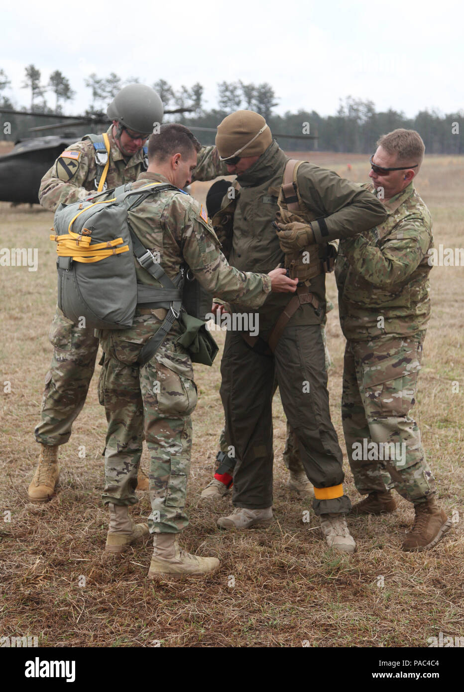 Jumpmasters allemand de l'armée américaine et des soldats se préparent pour les opérations aéroportées dans le cadre de l'opération Glück ab ! (OGA). OGA est une opération aéroportée à lieu à Fort Gordon, GA, le 4 mars 2016. Le but de l'OGA est d'encourager et soutenir l'allemand et américain des relations, développer l'interopérabilité lors de la formation, et fournir une base pour de futures opérations et formation environnements réels. La 982e Compagnie de la Caméra de combat (Airborne), la 421e compagnie de quartier-maître, et l'United States Army Special Operations Command, vol, compagnie, Dwight D. Eisenhower Army Medical Center offrent des su Banque D'Images