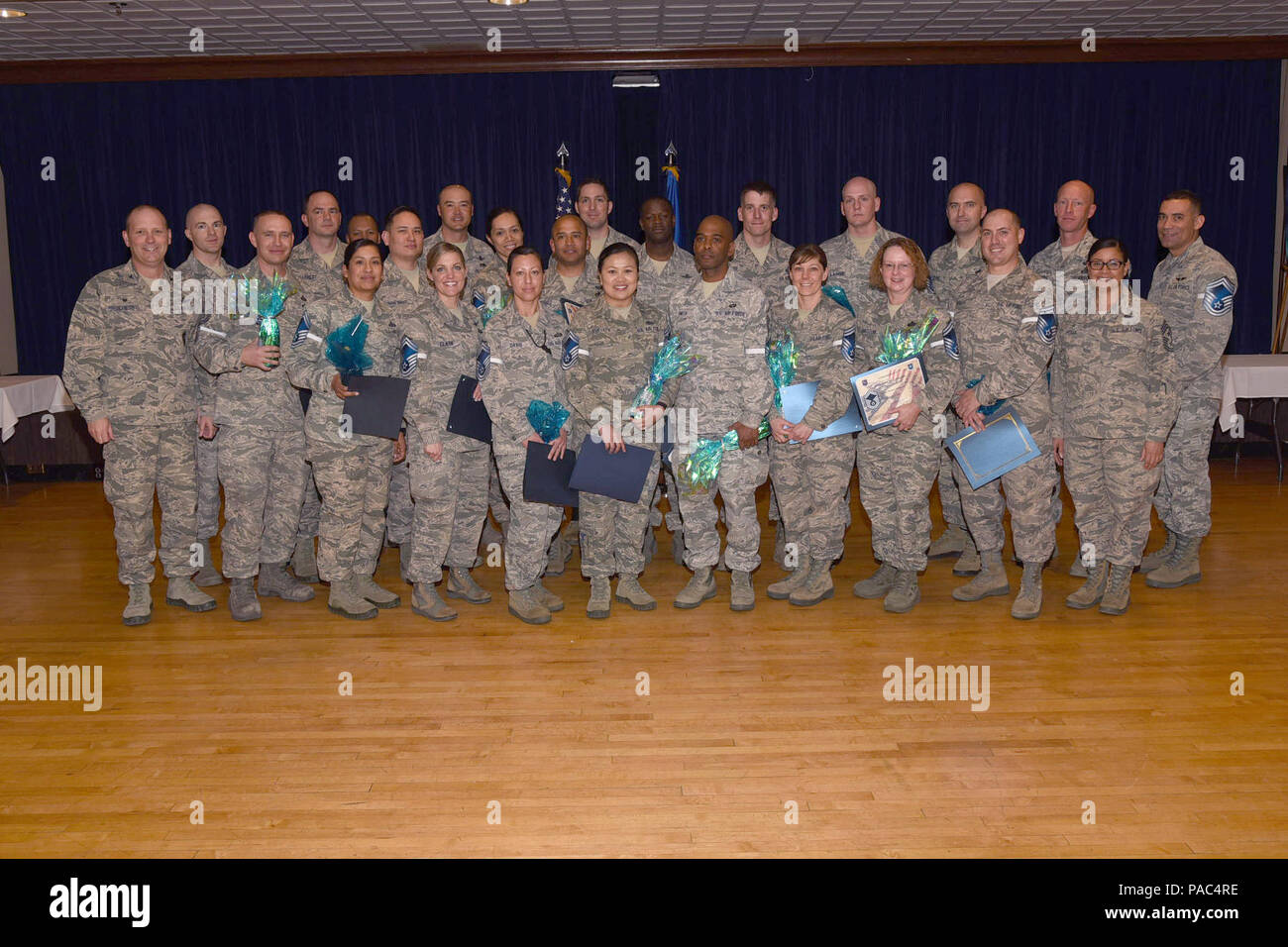 Le colonel Schiess, 21 W/cm3 fait la promotion de l'récemment promu chef de sergents maître à leur cérémonie de reconnaissance au Club sur la base aérienne Peterson, le 3 mars 2016. Banque D'Images