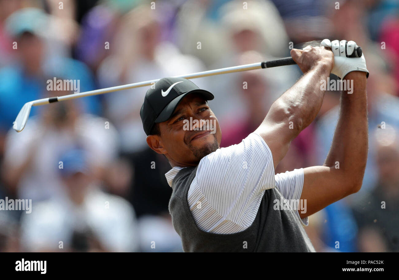 USA's Tiger Woods tees au large de la 3e au cours de la troisième journée de l'Open Championship 2018 à Carnoustie Golf Links, Angus. Banque D'Images