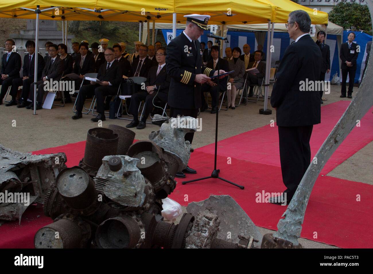 SAIKI CITY, Japon (6 mars 2016) Le commandant de la flotte américaine Ovios Activités Sasebo Capt Matthew lit une lettre d'appréciation de l'histoire et du patrimoine de la Marine américaine commande à la cérémonie de départ organisée pour les parties de la Seconde Guerre mondiale, F4U-1D Corsair de bombardement à Yawaragi Peace Memorial Hall à Saiki City, au Japon, le 6 mars 2016. Les pièces sont d'un escadron de chasse (VF) 10 Corsair c'était écrasé au large de Saiki le 18 mars 1945 après avoir attaqué un aérodrome militaire de Oita. Ils ont été sauvés de l'eau et l'affiche jusqu'à ce que l'on a pris la décision de les renvoyer à la Marine américaine comme un geste de bonne volonté mar Banque D'Images