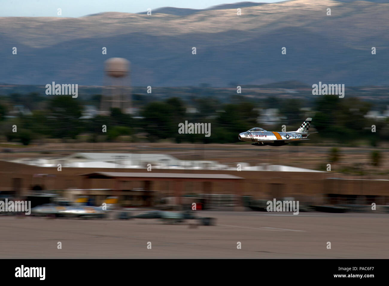 Un F-86 Sabre effectue un passage à grande vitesse au cours de l'Entraînement en vol et du patrimoine 2016 Certification Course à la base aérienne Davis-Monthan Air Force Base, en Arizona, le 5 mars 2016. Le premier modèle de production du F-86 a volé en 1948 et soutenu le Commandement aérien stratégique de 1949 à 1950. (U.S. Photo de l'Armée de l'air par les cadres supérieurs/Drzazgowski Airman Chris libéré) Banque D'Images