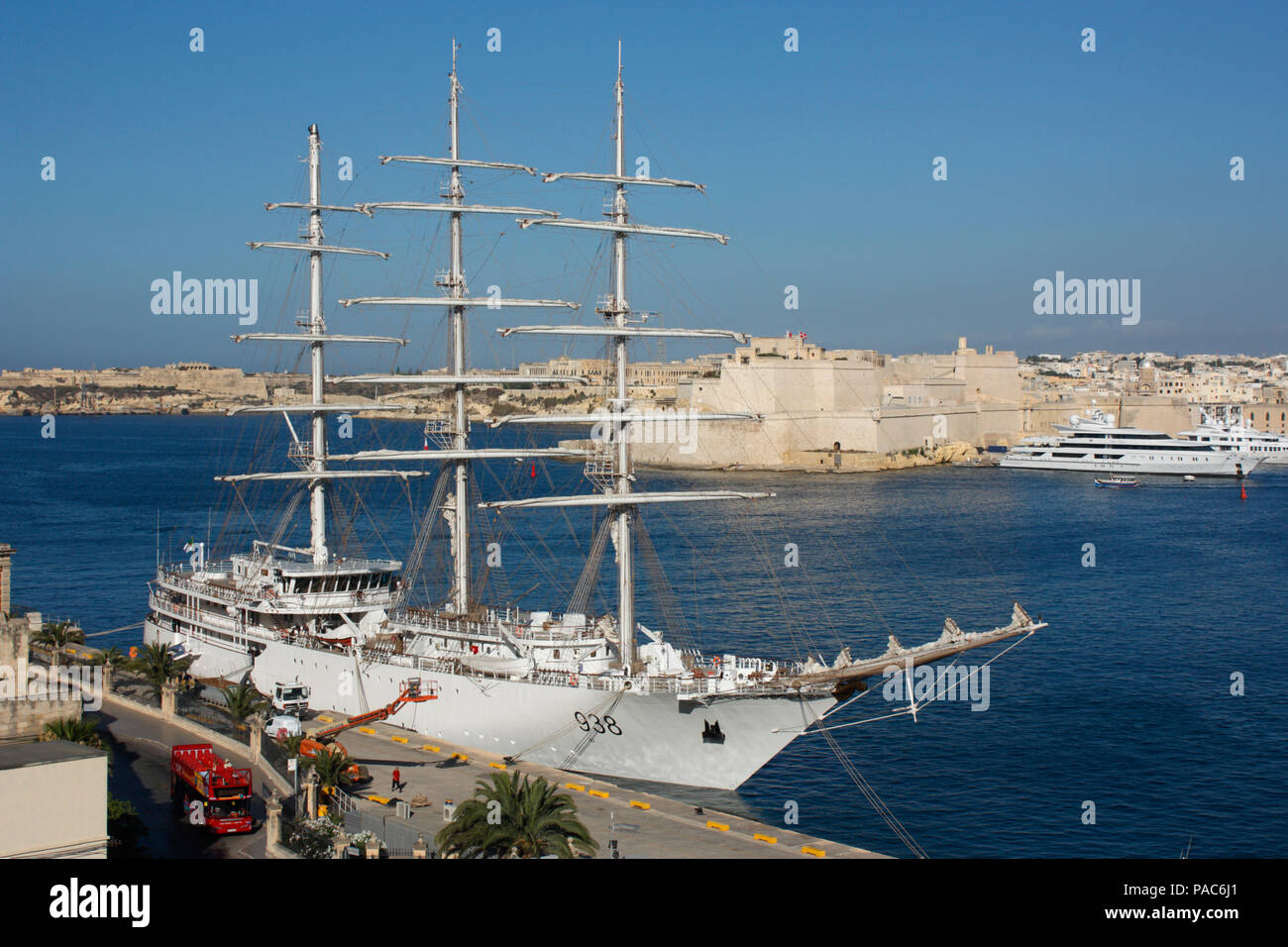 La Marine nationale algérienne à El-Mellah voilier école du Grand Port de Malte Banque D'Images