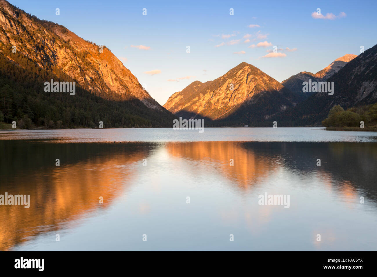 Montagne au lac Heiterwanger Voir dans la lumière du soir, Heiterwang, Tyrol, Autriche Banque D'Images