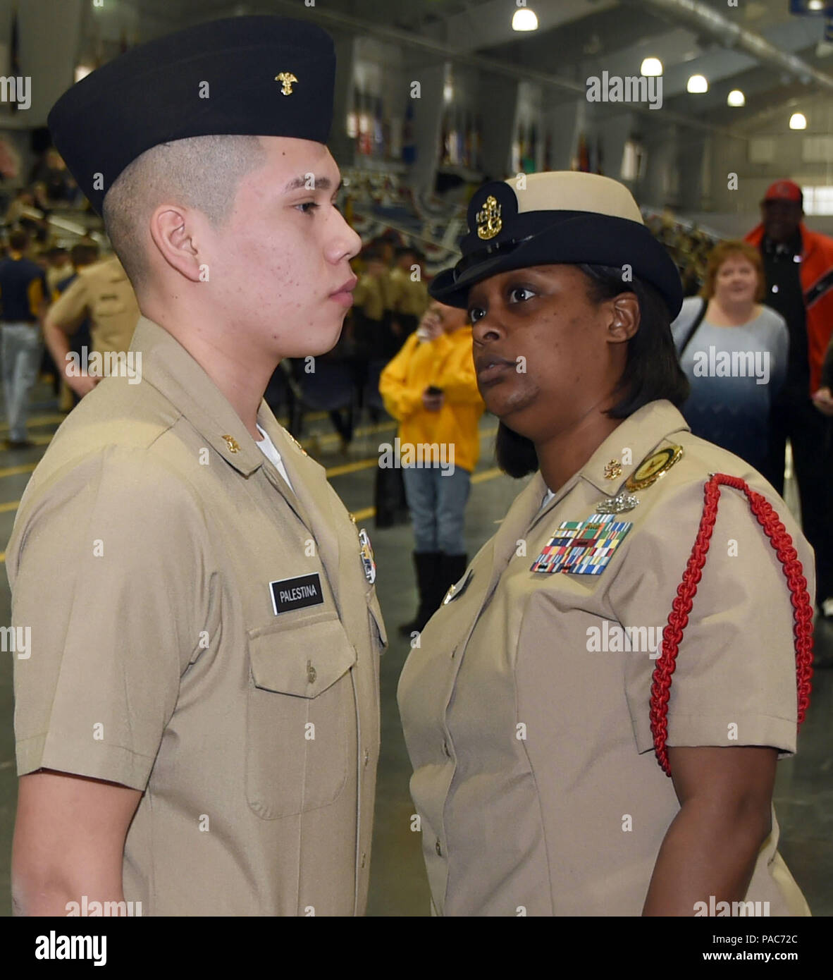 Grands Lacs, Illinois (5 mars 2016) - Chef de l'entretien des Administrationman Kittrel Courtney inspecte les officiers subalternes de réserve marine Training Corps (NJROTC) cadet-premier Alexis Palestina, 17, et un second à East Aurora (Illinois) High School, au cours d'une inspection du personnel à la zone 2016 3 Universitaire Régional de l'Ouest, athlétique et percer la concurrence au commandement de l'instruction des recrues (RTC) ici, le 5 mars. Plus de 500 cadets de la Marine 15 unités ROTC Junior de l'Illinois et le Minnesota a participé à l'événement de deux jours. Kittrel a été l'une des plus de 25 Commandants de Division de recruter (CDR) et le personnel du RTC Banque D'Images