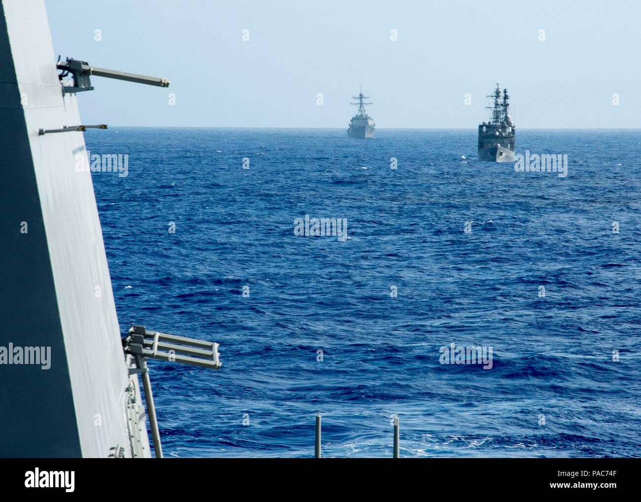 160308-N-GW139-208 EAUX PRÈS DE GUAM (Mar. 8, 2016) - le Japon d'autodéfense maritime (JMSDF) navire JS Amagiri (DD 154), de l'avant et de la classe Arleigh Burke destroyer lance-missiles USS (DDG Lexington-historic District 85) derrière la vapeur de la classe Arleigh Burke destroyer lance-missiles USS Fitzgerald (DDG 62) au cours de voile 2016 Multi. Voile Multi est un exercice d'entraînement bilatéral visant à l'interopérabilité entre les forces américaines et japonaises. Cet exercice renforce l'interopérabilité et les avantages de la formation commune, réaliste, d'accroître notre capacité de travailler ensemble pour faire face à toute éventualité. (U.S. Photo de la marine en masse communic Banque D'Images