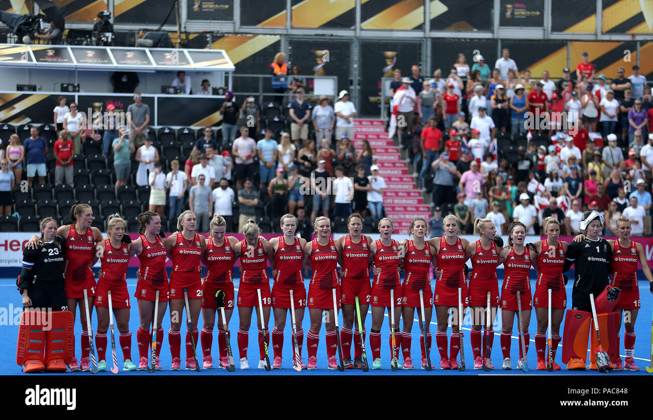 Les joueurs de l'Angleterre pendant l'hymne national au cours de l'épanouissement de la Coupe du Monde féminine de hockey pool B match à la Lee Valley Hockey and Tennis Centre, Londres. Banque D'Images
