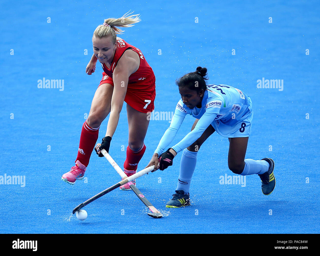 Hannah Martin en Angleterre et Nikki Pradhan en Inde pendant le match de la piscine B de la coupe du monde de hockey des femmes Vitality au Lee Valley Hockey and tennis Centre, Londres. Banque D'Images