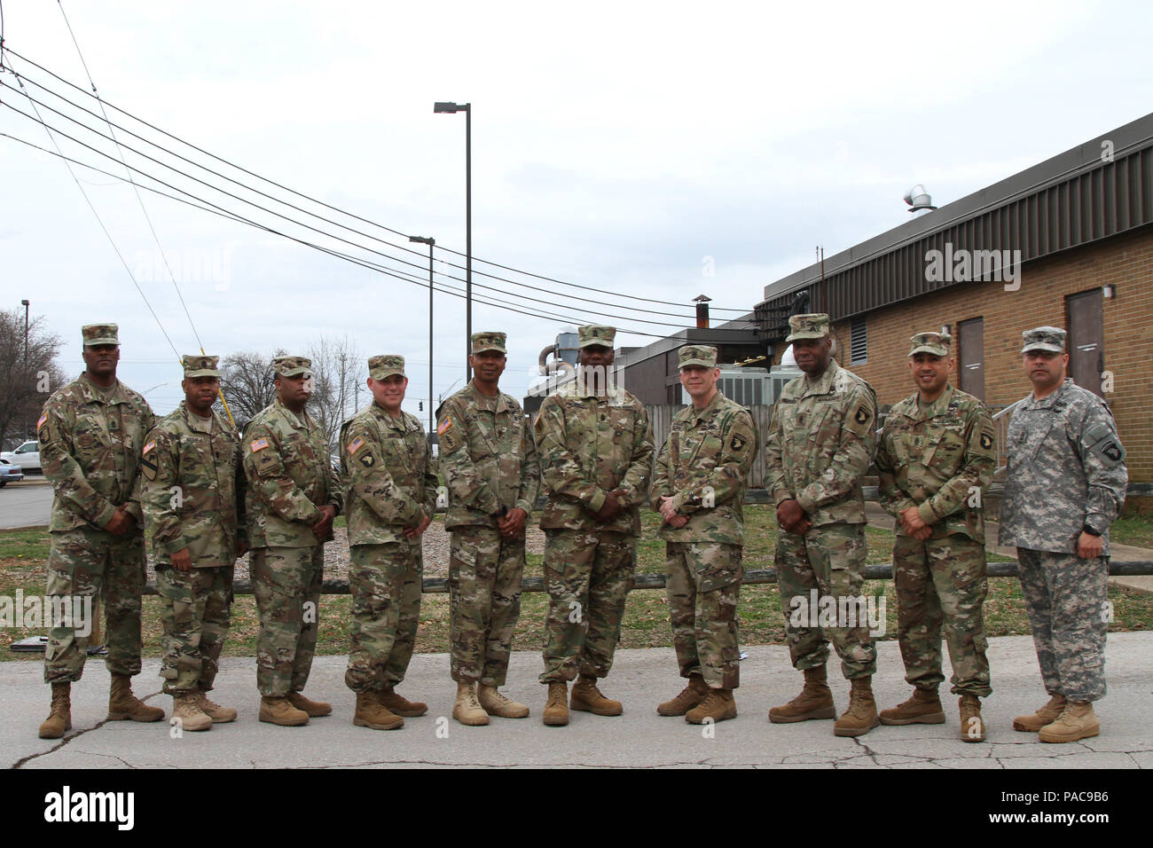 Sous-officiers supérieurs de la 101e brigade de maintien en puissance, 101st Airborne Division (Air Assault) posent pour une photo de groupe avec la commande le Sgt. Le major Edward C. Morris, sergent-major de commandement d'artillerie, au cours de sa visite à Fort Campbell, Kentucky, le 9 mars 2016. (Photo prise par le sergent de l'armée américaine. Neysa Canfield, 101e Brigade de Soutien Affaires publiques) Banque D'Images