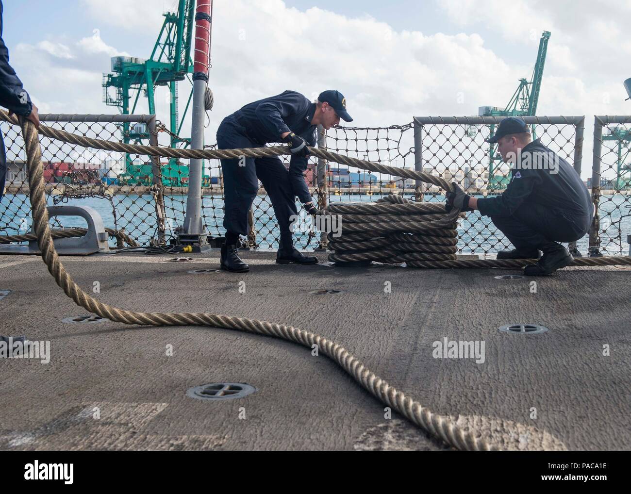 APRA HARBOUR, GUAM (6 mars 2016) -- des nids d'oiseaux marins à bord d'amarres lance-missiles le destroyer USS William P. Lawrence (DDG 110) après avoir tiré à Guam pour une visite du port. Fournir un prêt à l'appui de la force de sécurité et de stabilité dans la région du Pacifique Indo-Asia, William P. Lawrence, commandé par le Capitaine de frégate. Walter C. Mainor, fonctionne dans le cadre de la John C. Stennis Strike Group et grande flotte verte sur une 7e flotte le déploiement. (U.S. Photo par marine Spécialiste de la communication de masse 3 Classe Emiline L. M. Senn/libérés) Banque D'Images