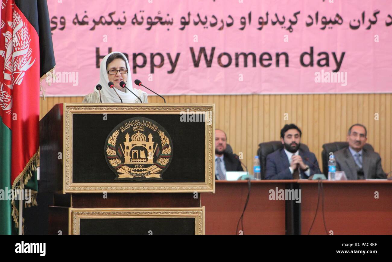 Rula Ghani, première dame de l'Afghanistan, prend la parole lors du Ministère de l'intérieur de la célébration de la Journée internationale de la femme à Kaboul, Afghanistan. Elle a déclaré que les femmes servant dans les ministères et de l'intérieur jouent un rôle majeur dans la défense du pays et de préserver les droits de tous les citoyens de l'Afghanistan. Elle a félicité les femmes dans l'auditoire pour défendre les intérêts de l'Afghanistan, ainsi que son indépendance. (Photo de l'armée américaine par le lieutenant charité Edgar/libérés) Banque D'Images