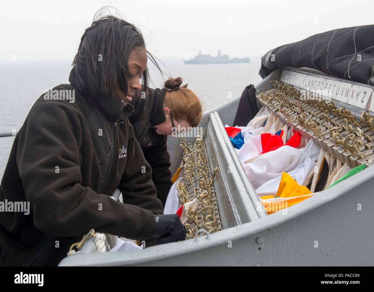 Mer de l'Est (13 mars 2016) matelot timonier Kaitlynn Barton, de la ville de New York (à gauche), et quartier-maître 2e classe Kahzia Johnson-Baker, de Detroit, préparez-vous à transporter jusqu'au cours d'un drapeau Drapeaux signal perceuse avec levage dock de transport amphibie USS New Orleans (LPD 18) à bord de navire d'assaut amphibie USS Boxer (DG 4). Boxer est le navire amiral du boxeur groupe amphibie et participe à l'exercice Ssang Yong 16. Ssang Yong est un exercice amphibie combinée biennale menée par les forces américaines déployées avec la République de Corée, de la Marine et du corps de l'armée australienne et R Banque D'Images