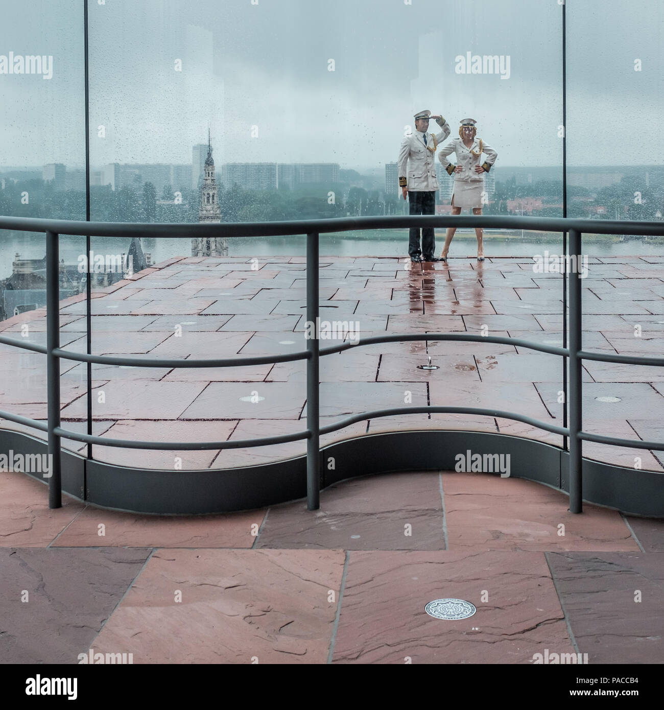 L'amiral 'Saluting Couple' sur la terrasse du MAS musée sur un jour de pluie Banque D'Images