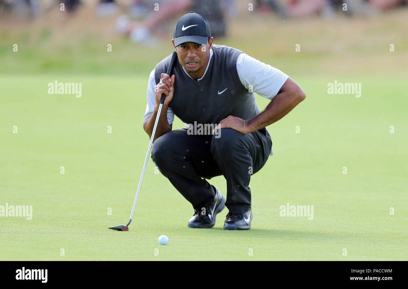 USA's Tiger Woods aligne un putt sur le 18ème green au cours de la troisième journée de l'Open Championship 2018 à Carnoustie Golf Links, Angus. Banque D'Images