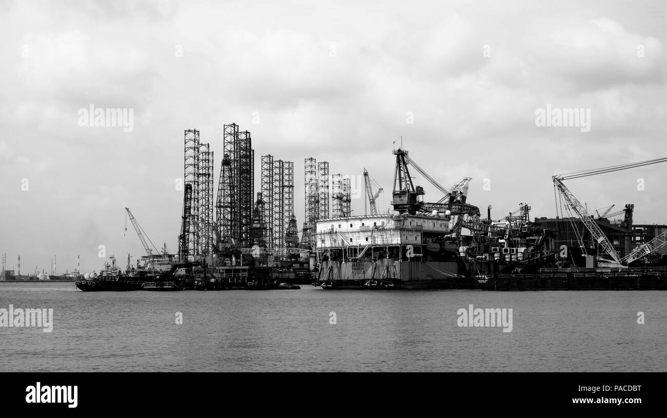 Chantier avec les raffineries de pétrole en arrière-plan Banque D'Images