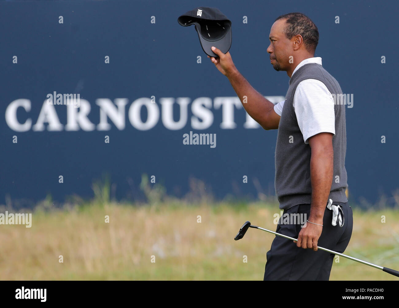 USA's Tiger Woods après sa ronde sur le 18e au cours de la troisième journée de l'Open Championship 2018 à Carnoustie Golf Links, Angus. Banque D'Images