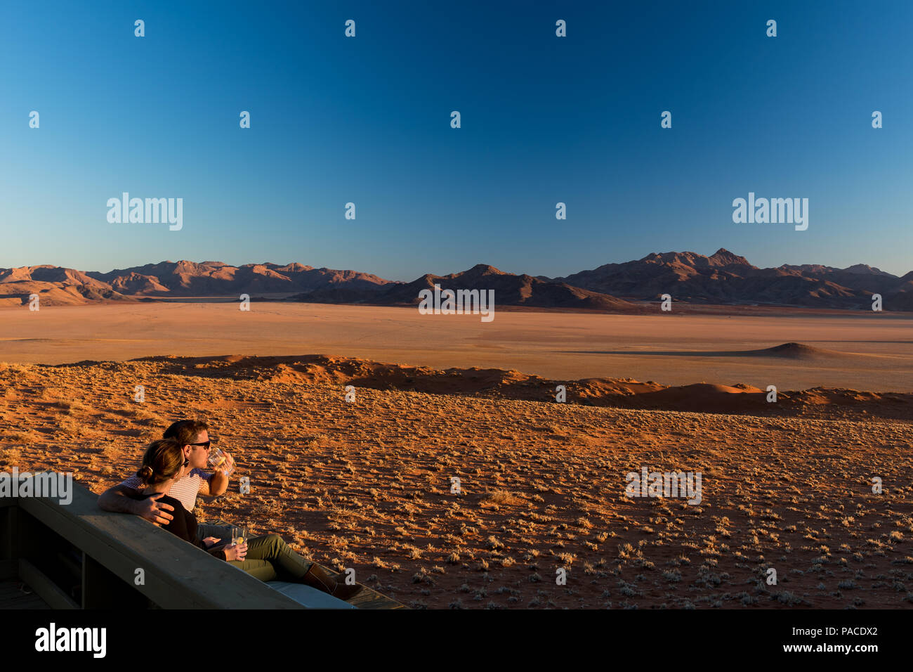 Couple having a picnic sundowner verre au Namib Wolwedans Lodge Banque D'Images