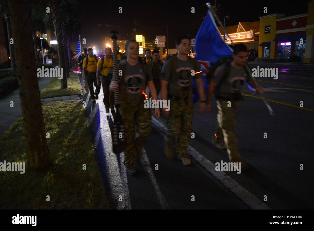 160312-N-TI693-004 PANAMA CITY Beach en Floride (12 mars 2015) - les membres en service de commandes multiples se sont réunis pour rejoindre le radier Marine Memorial March comme ils ont défilé à Panama City Beach, Floride Le Raider marines Memorial March vise à honorer les sept morts Raiders Marine 10 mars 2015, lorsque l'hélicoptère UH-60 Black Hawk ils étaient sur écrasé dans le Santa Rosa Sound en Navarre en Floride. Quatorze Raiders Marines, divisé en sept équipes de deux hommes de ruck dans un style relais de plus de 11 jours à partir de l'emplacement de l'accident au Camp Lejeunne Caroline du Nord pour signifier ce qui porte leur ho Banque D'Images