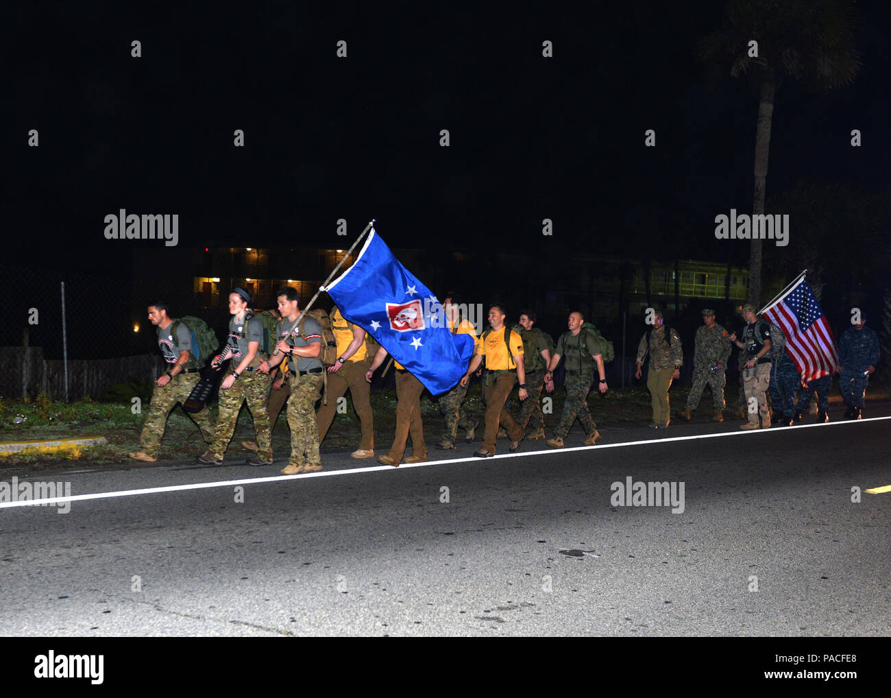 160312-N-TI693-038 PANAMA CITY Beach en Floride (12 mars 2015) - les membres en service de commandes multiples se sont réunis pour rejoindre le raider marines Memorial March comme ils ont défilé à Panama City Beach en Floride. Le Raider marines Memorial March vise à honorer les sept morts Raiders Marine 10 mars 2015, lorsque l'hélicoptère UH-60 Black Hawk ils étaient sur écrasé dans le Santa Rosa Sound en Navarre en Floride. Quatorze Raiders Marines, divisé en sept équipes de deux hommes de ruck dans un style relais de plus de 11 jours à partir de l'emplacement de l'accident au Camp Lejeunne Caroline du Nord pour signifier ce qui porte leur tombé Banque D'Images