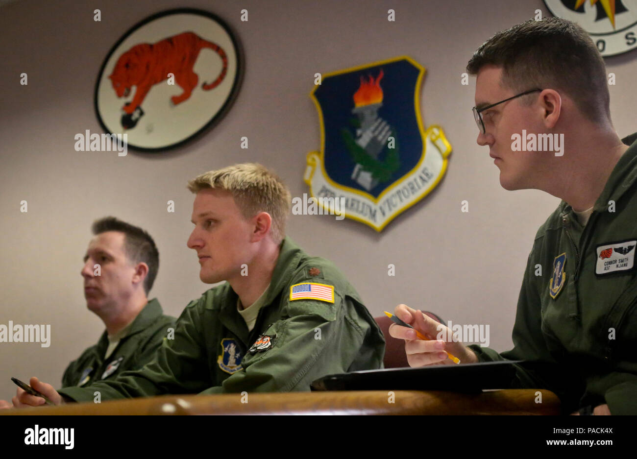 Le Lieutenant-colonel de l'US Air Force Marty Ryan, à gauche, le Major Tim Vander Pyl, centre, et d'un membre de la 1re classe Connor Smith, droite, assister à un exposé avant vol at Joint Base McGuire-Dix-Lakehurst, N.J., le 18 mars 2016. Les trois aviateurs sont KC-135R Le personnel navigant affecté à la New Jersey Air National Guard's 108th Wing. (U.S. Air National Guard photo de Tech. Le Sgt. Matt Hecht/libérés) Banque D'Images