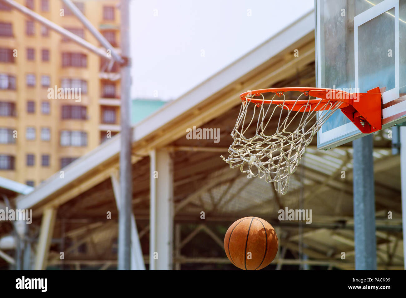 Une motion de basket-ball à travers les sifflements hoop le panier, vue en gros plan. Banque D'Images