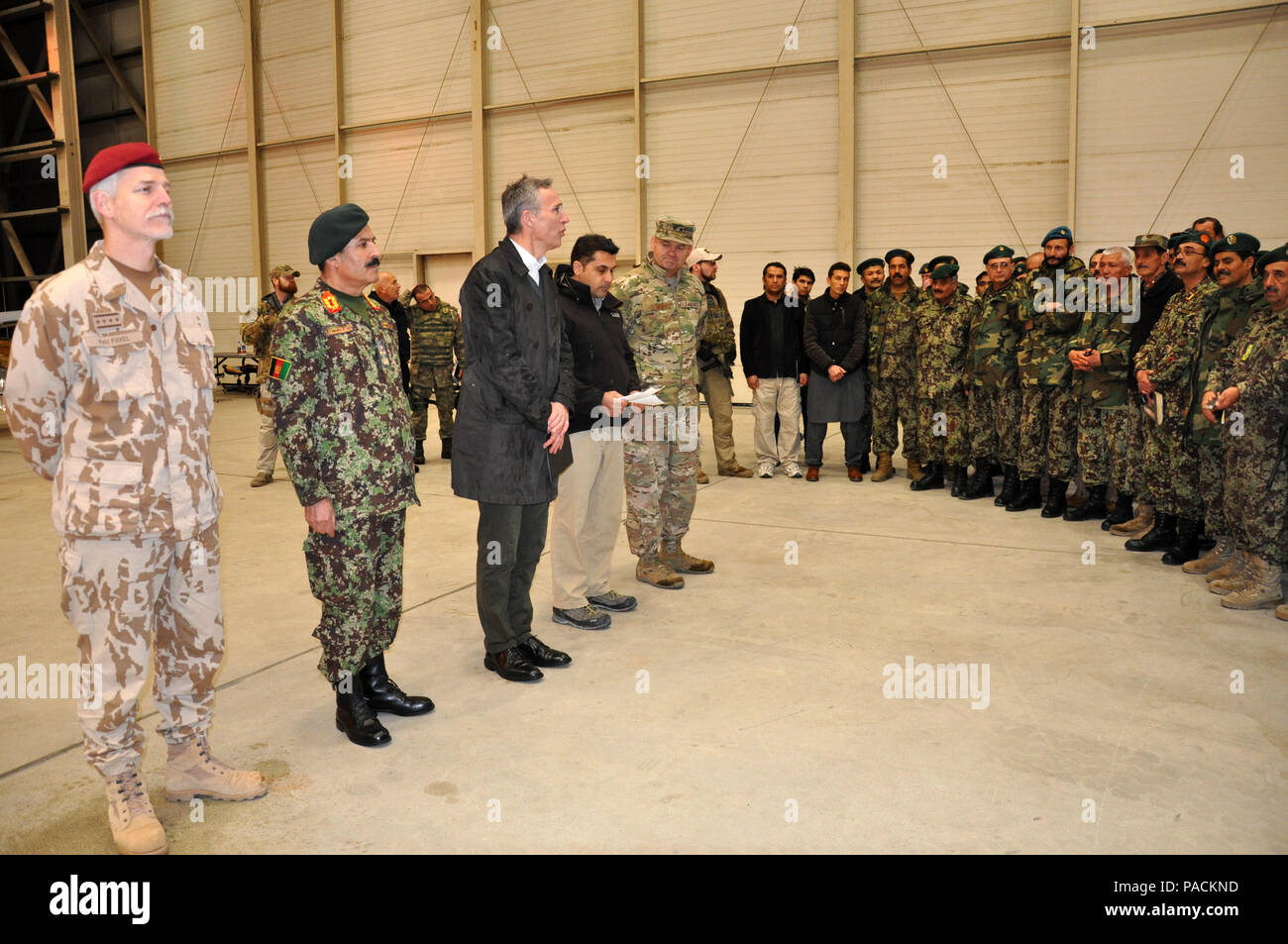 Jens Stoltenberg, le secrétaire général de l'OTAN (milieu), prend quelques instants pour parler à un hangar plein de militaires afghanes et de la coalition et les entrepreneurs civils lors de sa visite à Afghan air force‬ et former, conseiller, aider l'air-Command-Air (TAAC) personnel 16 mars 2016, à l'Aéroport International d'Hamid Karzaï, l'Afghanistan. Il voulait en savoir plus sur les missions de la force aérienne et de réaffirmer le soutien à l'international de l'OTAN. partners‬ (U.S. Photos de l'Armée de l'air par le capitaine Eydie Sakura/libérés) Banque D'Images