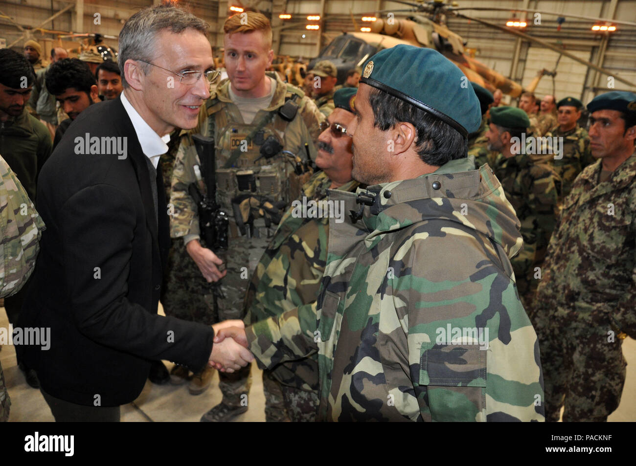 Jens Stoltenberg, le secrétaire général de l'OTAN (à gauche), rencontre Afghan air force‬ les soldats lors d'une visite à l'AAF et former, conseiller, aider l'air-Command-Air (TAAC) personnel 16 mars 2016, à l'Aéroport International d'Hamid Karzaï, l'Afghanistan. Il voulait en savoir plus sur les missions de la force aérienne et de réaffirmer le soutien à l'international de l'OTAN. partners‬ (U.S. Photos de l'Armée de l'air par le capitaine Eydie Sakura/libérés) Banque D'Images