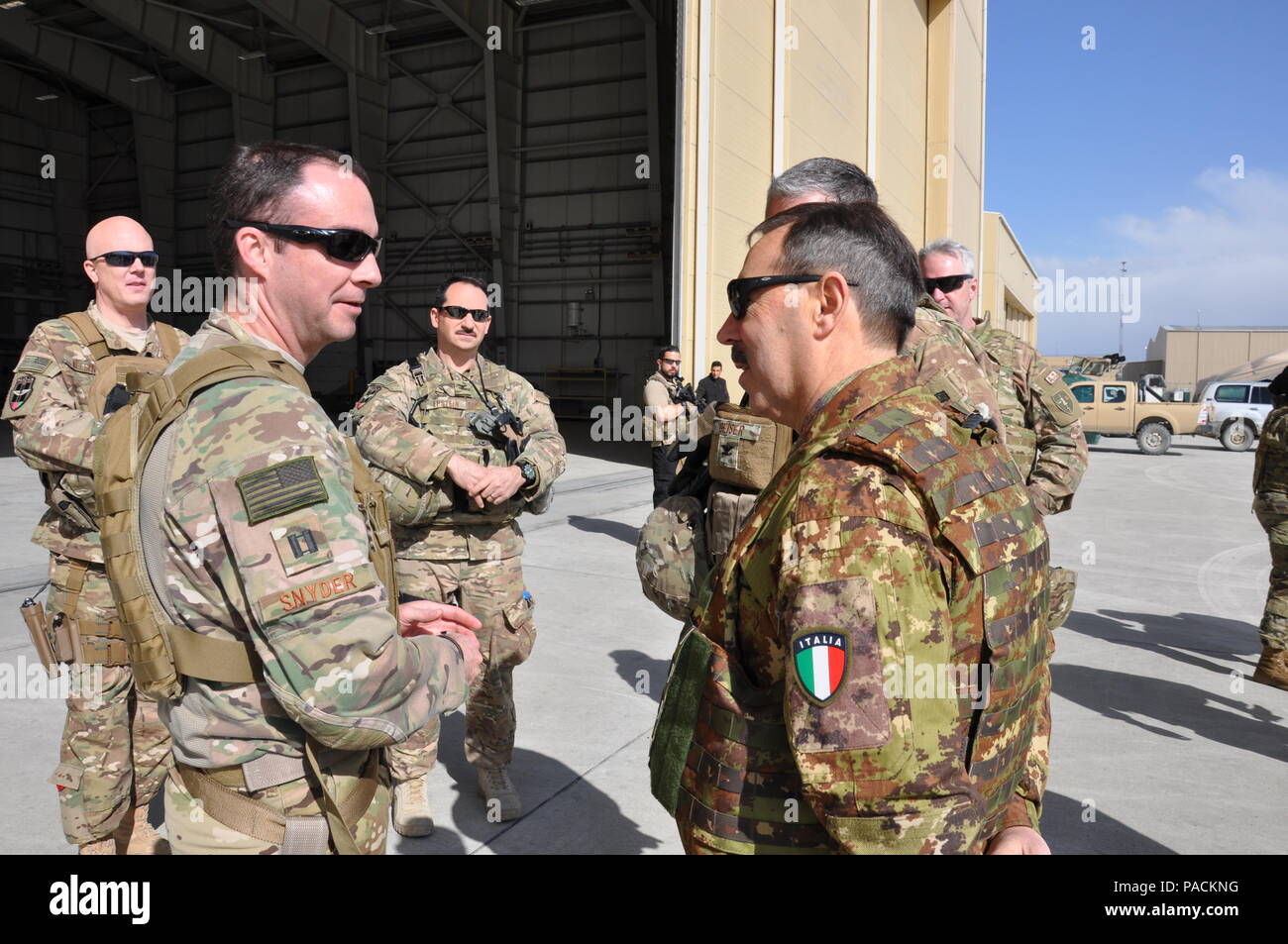 Le général de l'armée italienne Salvatore Farina, commandant de l'OTAN, les JFC Brunssum (à droite), évoque le capitaine de l'US Air Force Snyder (à gauche), un C-208 pilote et conseiller de l'Afghan Air Force, au cours d'une visite à AAF‬ et former, conseiller, aider l'air-Command-Air (TAAC) personnel le 19 mars 2016, à l'Aéroport International d'Hamid Karzaï, l'Afghanistan. Il voulait en savoir plus sur les missions de la force aérienne et de réaffirmer le soutien à l'international de l'OTAN. partners‬ (U.S. Photos de l'Armée de l'air par le capitaine Eydie Sakura/libérés) Banque D'Images