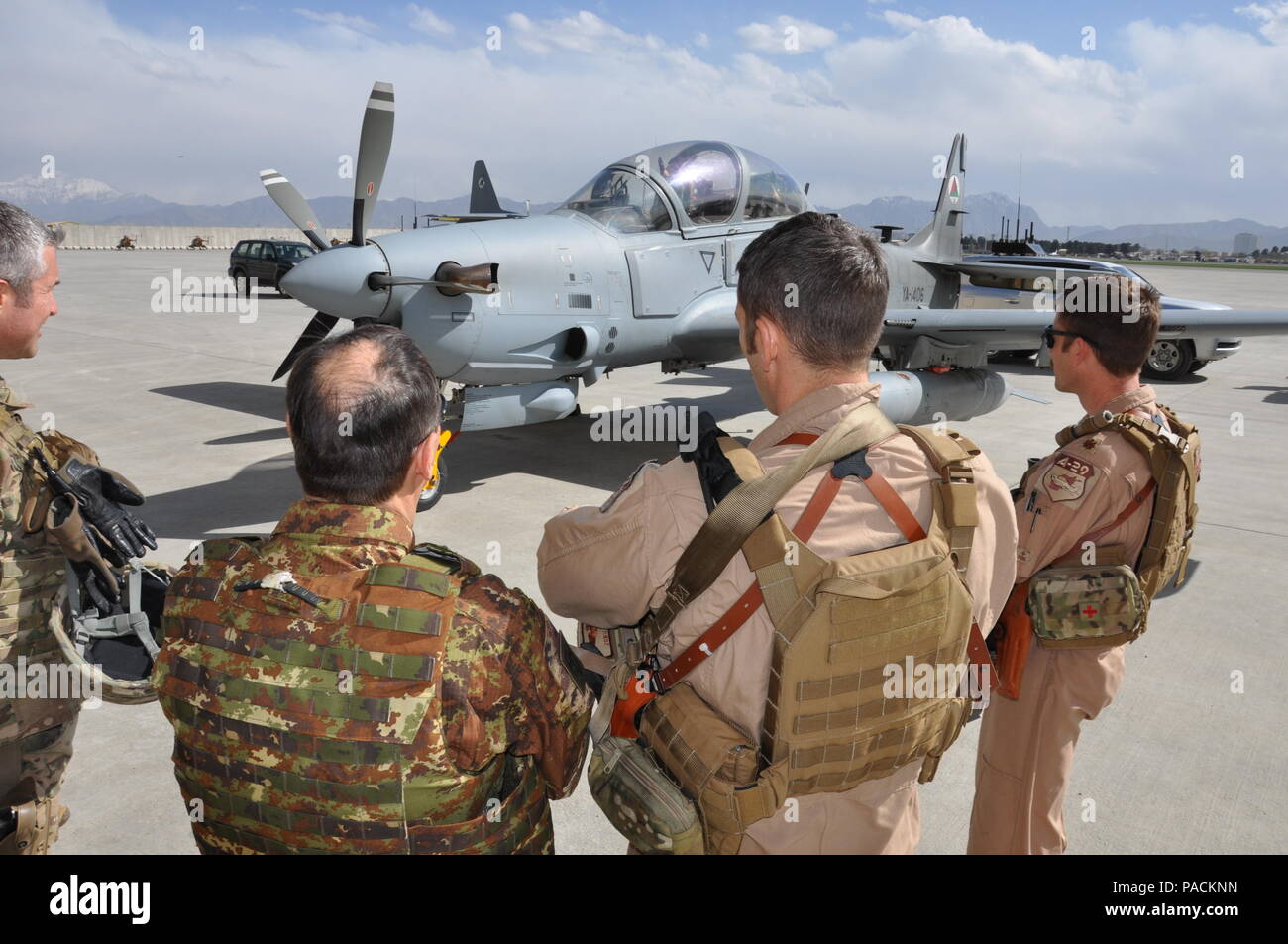 Le général de l'armée italienne Salvatore Farina, commandant de l'OTAN, les JFC Brunssum, apprend la nouvelle de l'air afghane dorce avion, le A-29 Super Tucano, provenant de deux des conseillers du programme, lors d'une visite à l'AAF et former, conseiller, aider l'air-Command-Air (TAAC) personnel le 19 mars 2016, à l'Aéroport International d'Hamid Karzaï, l'Afghanistan. Il voulait en savoir plus sur les missions de la force aérienne et de réaffirmer le soutien à l'international de l'OTAN. partners‬ (U.S. Photos de l'Armée de l'air par le capitaine Eydie Sakura/libérés) Banque D'Images