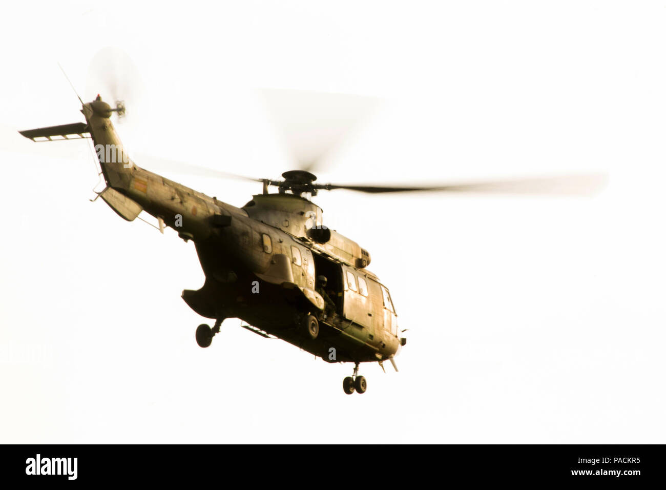 Un Eurocopter AS532 Cougar espagnol avec 4e Bataillon d'hélicoptères de manoeuvre aux côtés de mouches U.S. Marine Corps MV-22 Osprey avec l'escadron 263 à rotors basculants moyen Marin, outillage spécial air-sol marin Réponse Force-Crisis Tâche- l'Afrique, au cours de formation aéronautique bilatéral à El Copero, Espagne, le 17 mars 2016. SPMAGTF-CR-AF Marines et BEHLMA IV soldats espagnols menée Entraînement bilatéral pour accroître la coopération entre les États-Unis et les forces de l'armée espagnole ainsi que d'accroître la compétence et la connaissance de la zone d'opérations. (U.S. Marine Corps photo par le Sgt. Kassie L. McDole/libérés) Banque D'Images