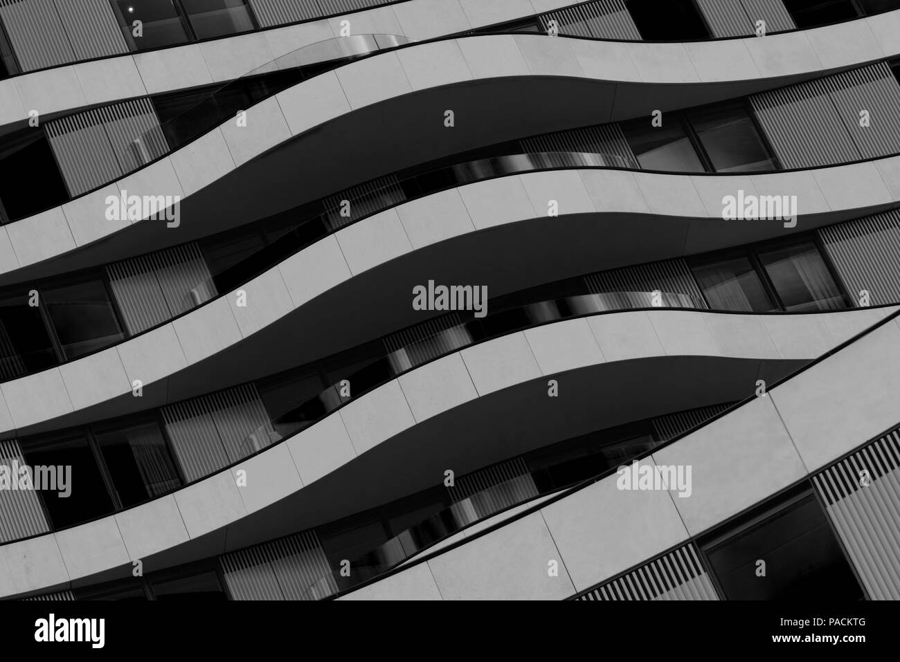 Londres, Royaume-Uni - 31 août 2017 : Façade d'un bâtiment moderne avec balcons en noir et blanc Banque D'Images