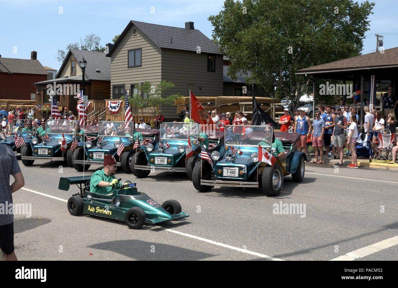 Les Shriners dur leurs poussettes dans un défilé du 4 juillet Banque D'Images