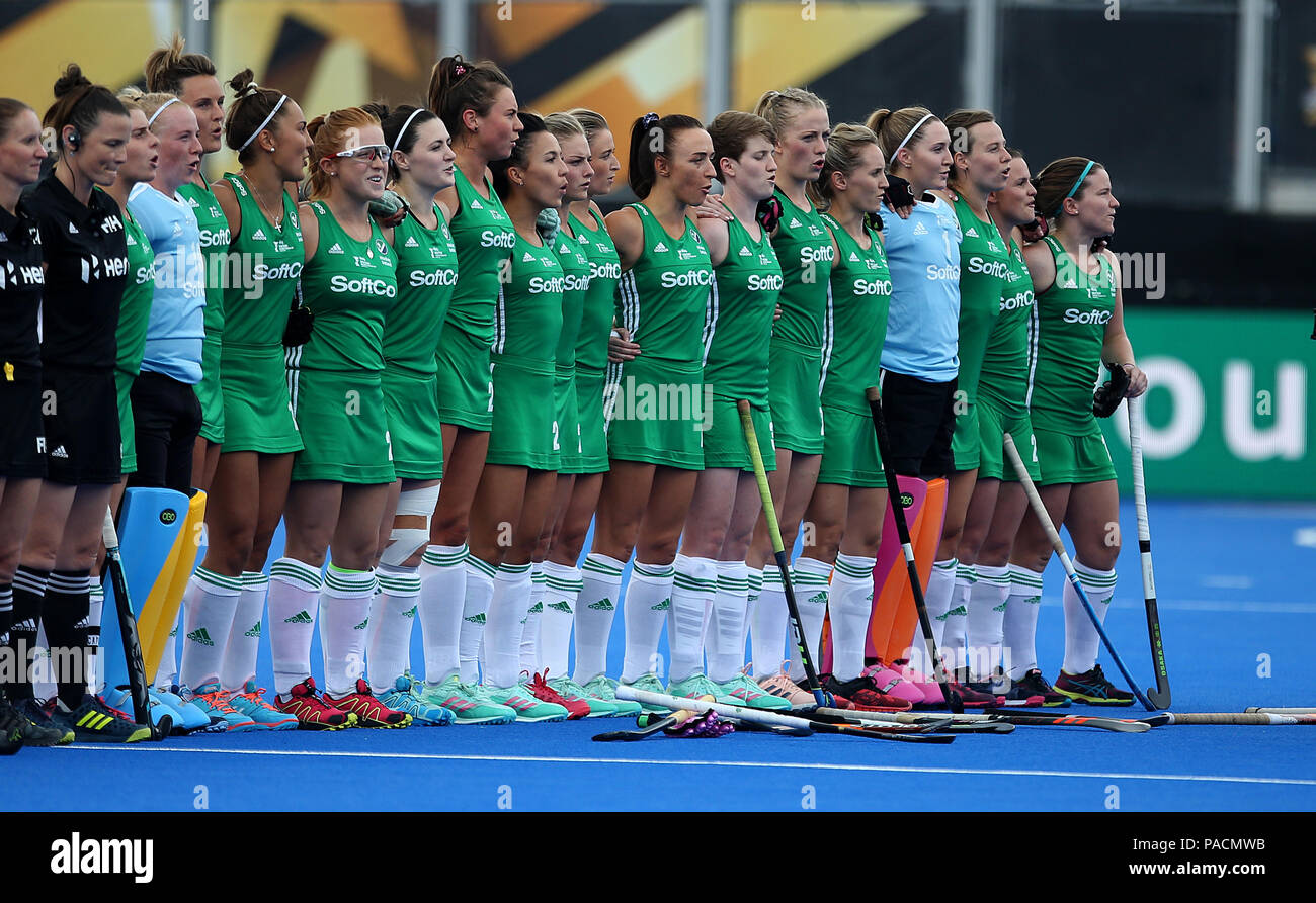 Les joueurs d'Irlande pendant l'hymne national pendant le match de la coupe du monde de hockey des femmes Vitality B au Lee Valley Hockey and tennis Centre, Londres. Banque D'Images