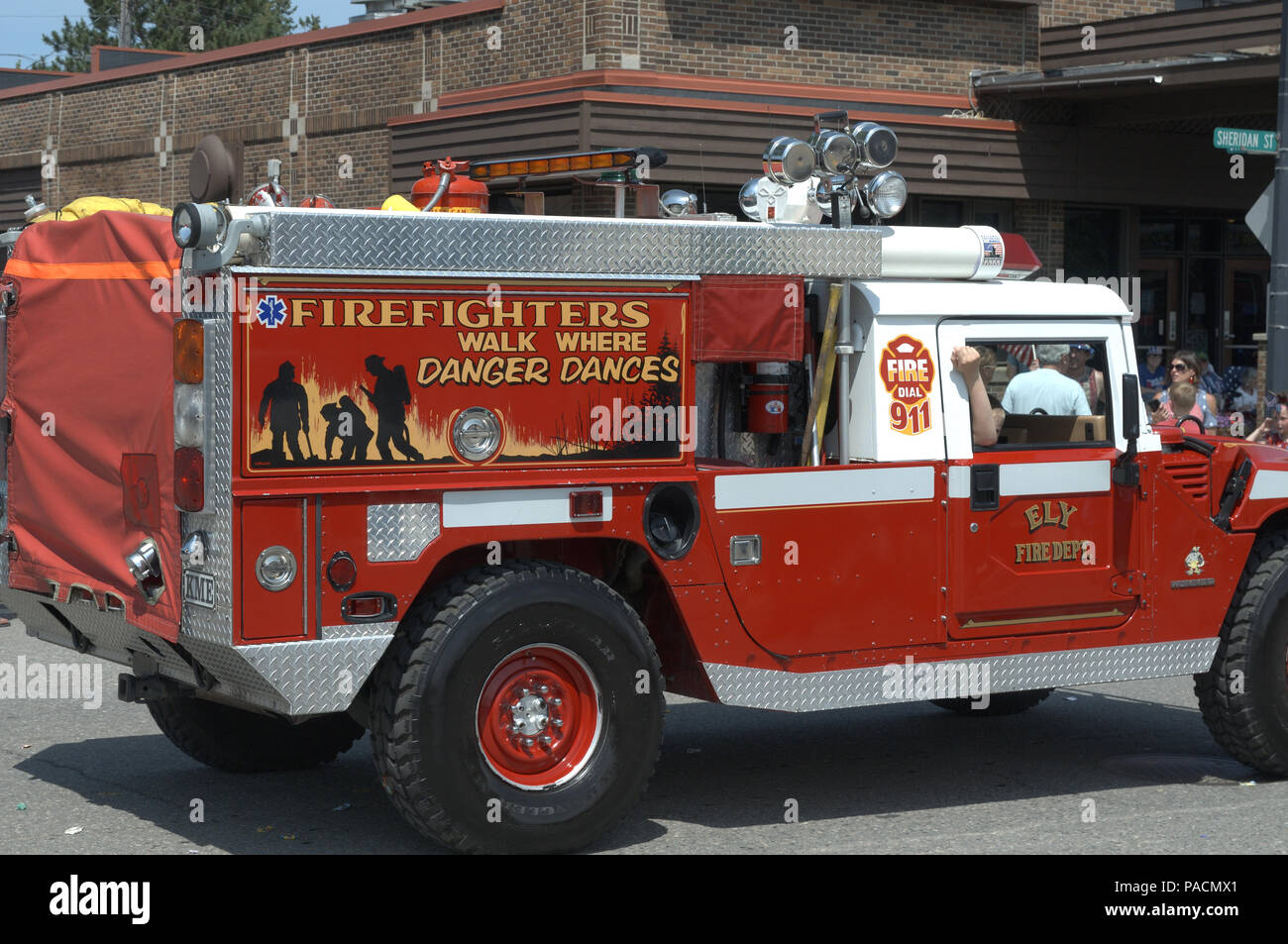 Hummer camion de pompiers au défilé Banque D'Images