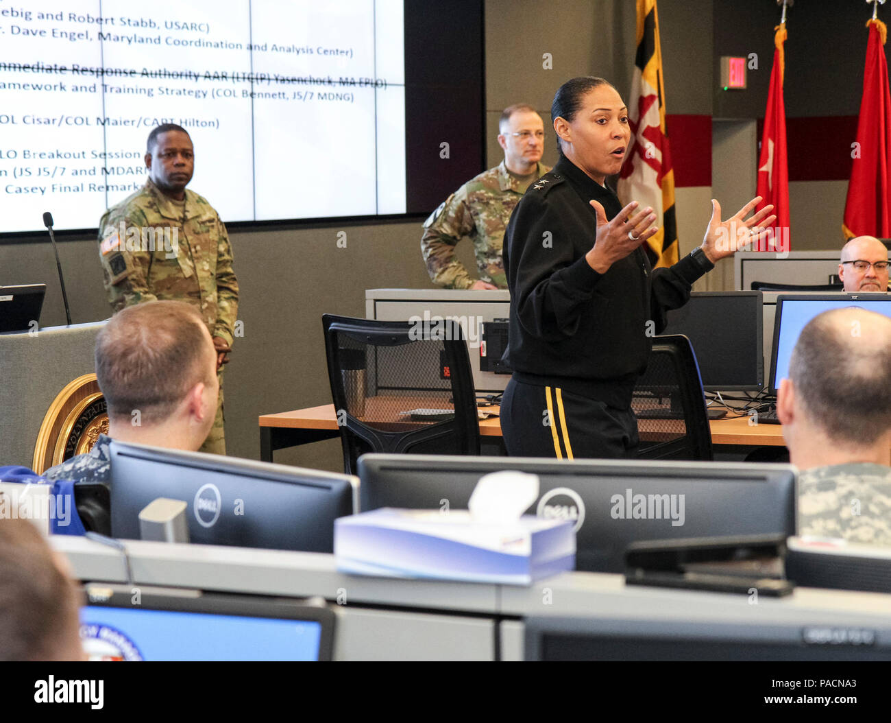 Le général de Linda Singh, adjudant général du Maryland, donne une brève présentation au cours d'une réunion avec le commandement de la Police militaire 200e, et d'autres hauts dirigeants militaires du Maryland commandes pour discuter des moyens proactifs qu'ils peuvent préparer conjointement pour l'appui de la défense aux autorités civiles (DSCA) événements à une installation militaire à Reisterstown, Maryland, le 13 mars. Parmi ceux présents étaient le Général de Phillip Churn, général commandant de la 200e MP Cmd., le Colonel Irene Zoppi, commandant adjoint du 200e MP Cmd. et le général Brian Harris, commandant général de la Force opérationnelle de l'Armée américaine ni de 51 Banque D'Images