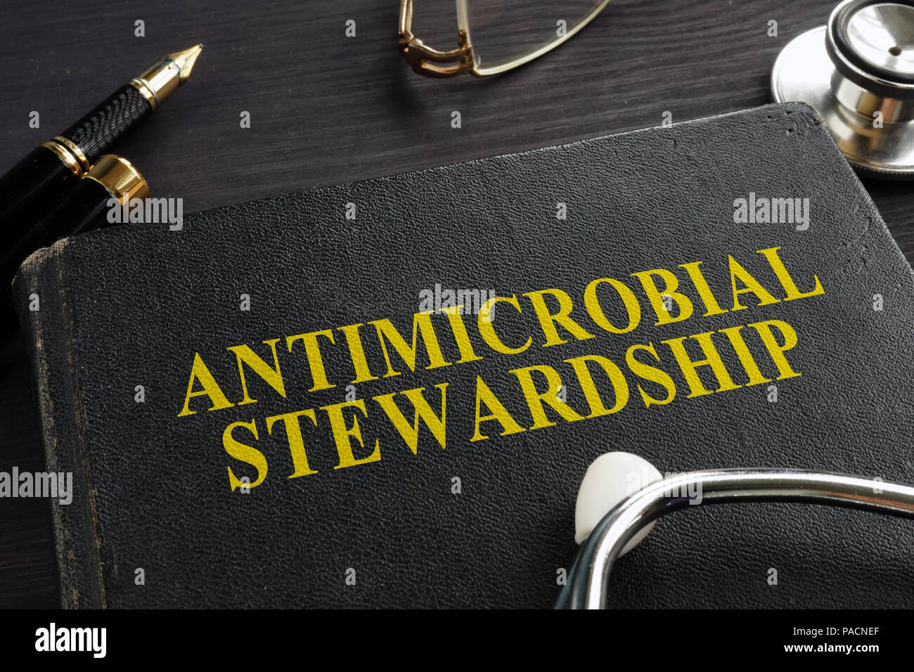 Livre sur l'intendance antimicrobiens (AMS) et stéthoscope. Banque D'Images