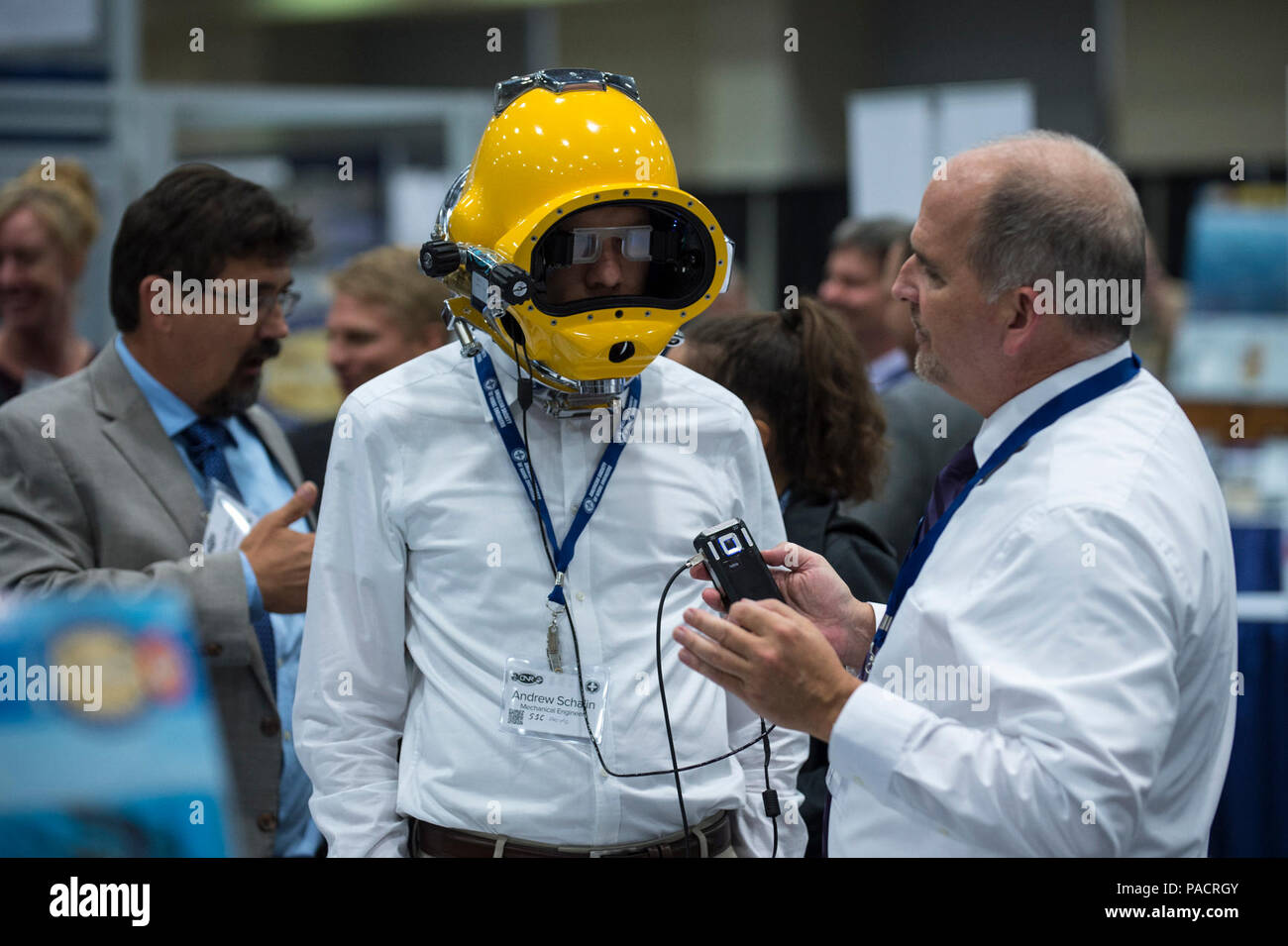 WASHINGTON (Jul. 20, 2017) Dennis Gallagher, un ingénieur de la Naval Surface Warfare Center, Panama City, explique la vision augmentée des plongeurs (Affichage) d'un participant DVAD pendant l'Office of Naval Research's Naval Force de l'avenir de la science et de la technologie (S&T) EXPO au Walter E. Washington Convention Center. La DAVD est d'une haute résolution, voir-à travers affichage tête haute (HUD) intégrés directement à l'intérieur d'un casque de plongée qui permet aux plongeurs de disposer en temps réel de l'affichage visuel de tout ce secteur de sonar, des messages texte, schémas, photos et même des vidéos de réalité augmentée. Banque D'Images
