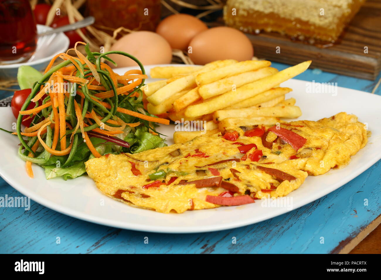 Petit-déjeuner omelette avec frites et garnir Banque D'Images