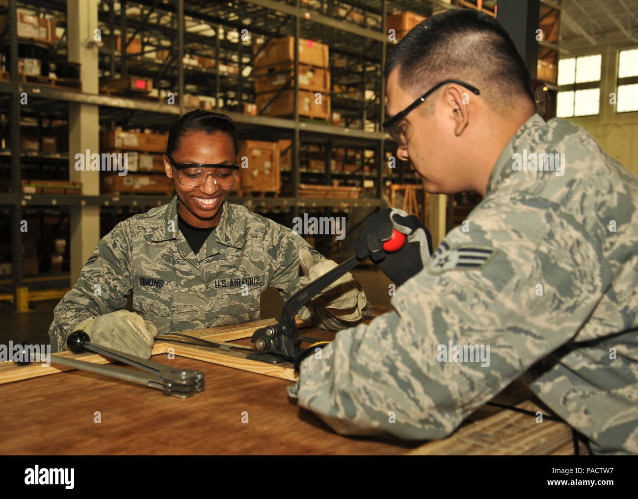 Navigant de première classe Patrice Simons, 92e Escadron de préparation logistique Gestion du trafic apprenti, aide la haute Airman Johnraphael Navarro, 92e de la gestion du trafic LRS compagnon, en clôture d'une caisse le 18 mars 2016, à Fairchild Air Force Base, dans le processus d'emballage comprend ce que l'élément a le bon numéro d'inventaire et la documentation appropriée. Après qu'ils vont vérifier pour assurer le calage est correct et la protection de l'élément et l'enrubanner le fort ou, dans certains cas, ils vont construire une cage pour l'expédition. Banque D'Images