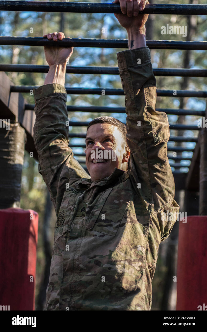 Le Sgt. L'agent Nicholas, 2e Bde., 98e Division de la formation (IET), s'attaque à l'obstacle de grimpeurs au parcours d'endurance sur le troisième jour de la 108e 2016 le commandement de l'instruction (IET) Meilleur guerrier concours tenu à Fort Jackson, L.C., le 23 mars. Cette année, le meilleur guerrier la concurrence va déterminer le sous-officier supérieur et junior s'est enrôlé soldat qui représentera la 108e commande de formation (IET) à l'exercice de la réserve de l'Armée Le sergent de l'année plus tard cette année à Fort Bragg, N.C. (U.S. Photo de l'armée par le Sgt. 1re classe Brian Hamilton/libérés) Banque D'Images